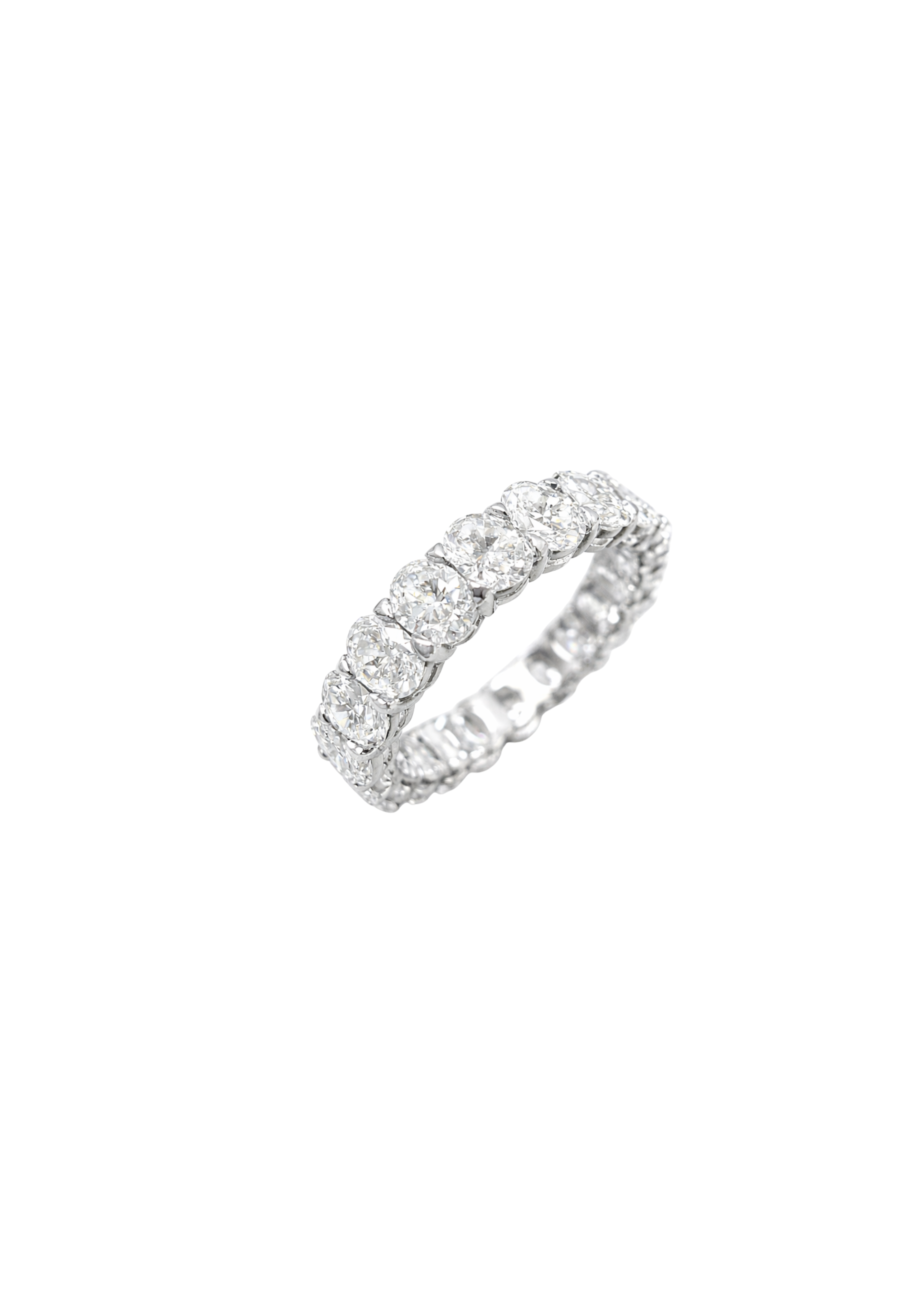 Oval diamond full eternity ring in white gold with brilliant natural diamonds