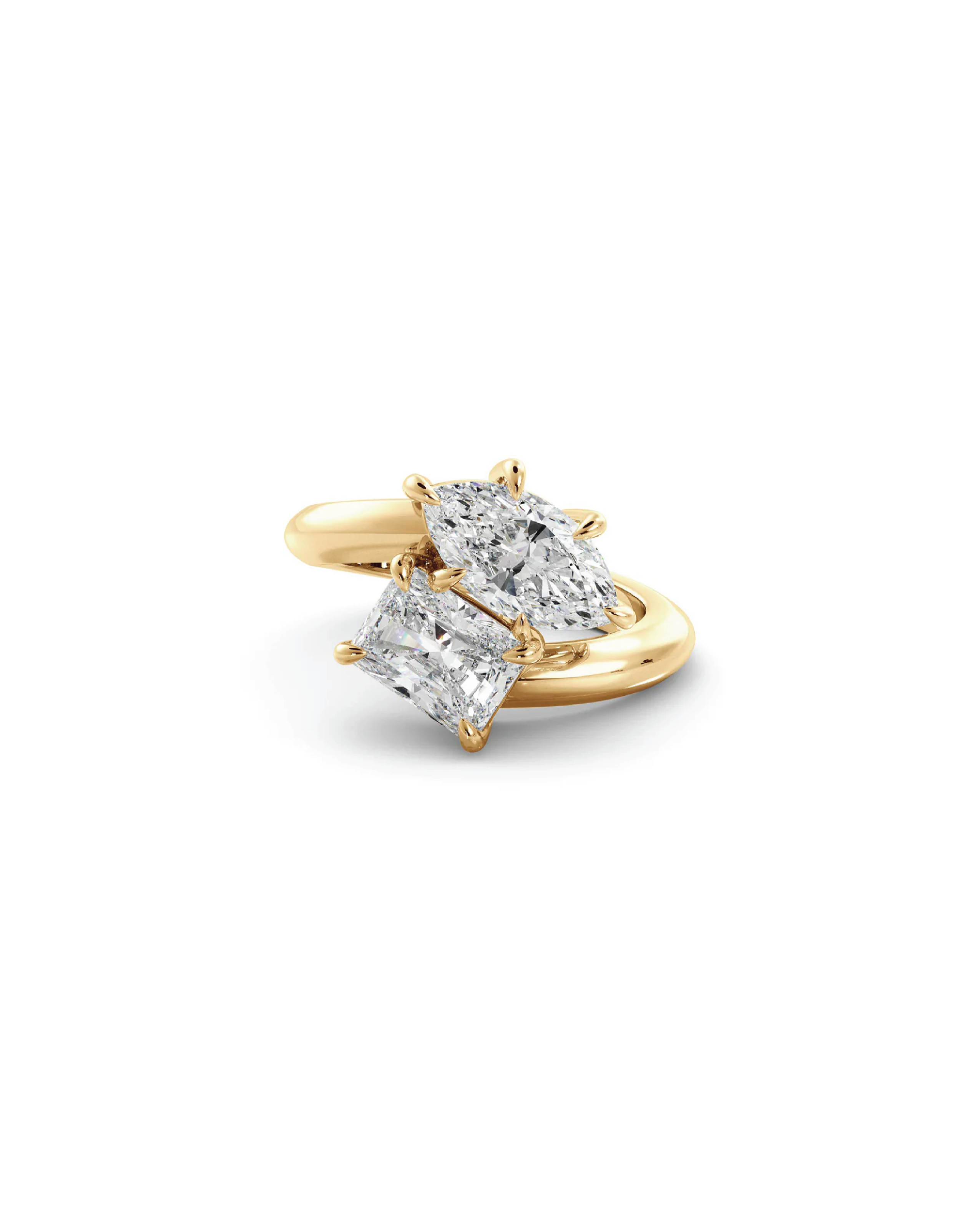 A toi et moi ring featuring a marquise diamond and an emerald diamond, set in 18K yellow gold.