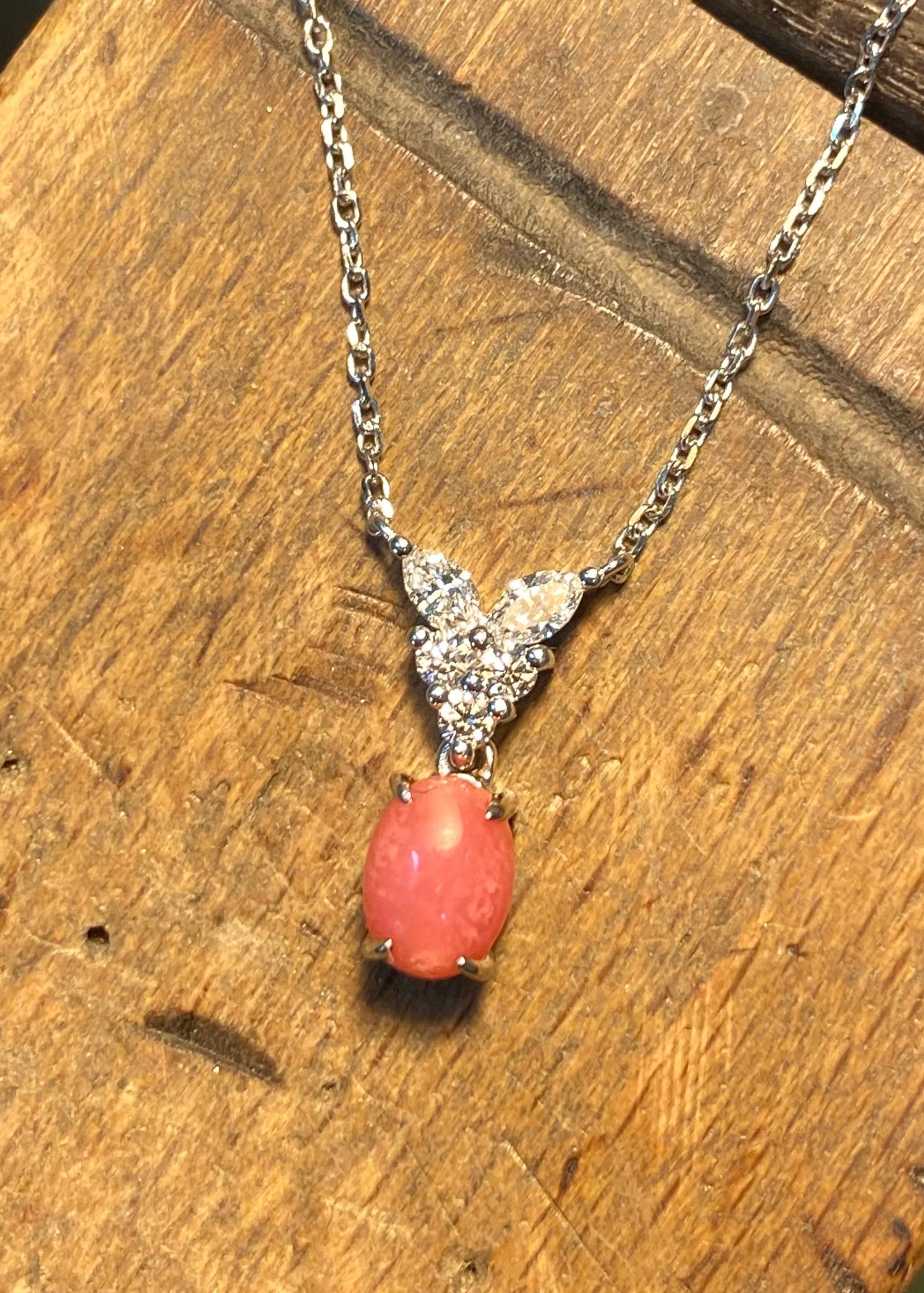 Luxury conch pearl and diamond necklace in 18K white gold