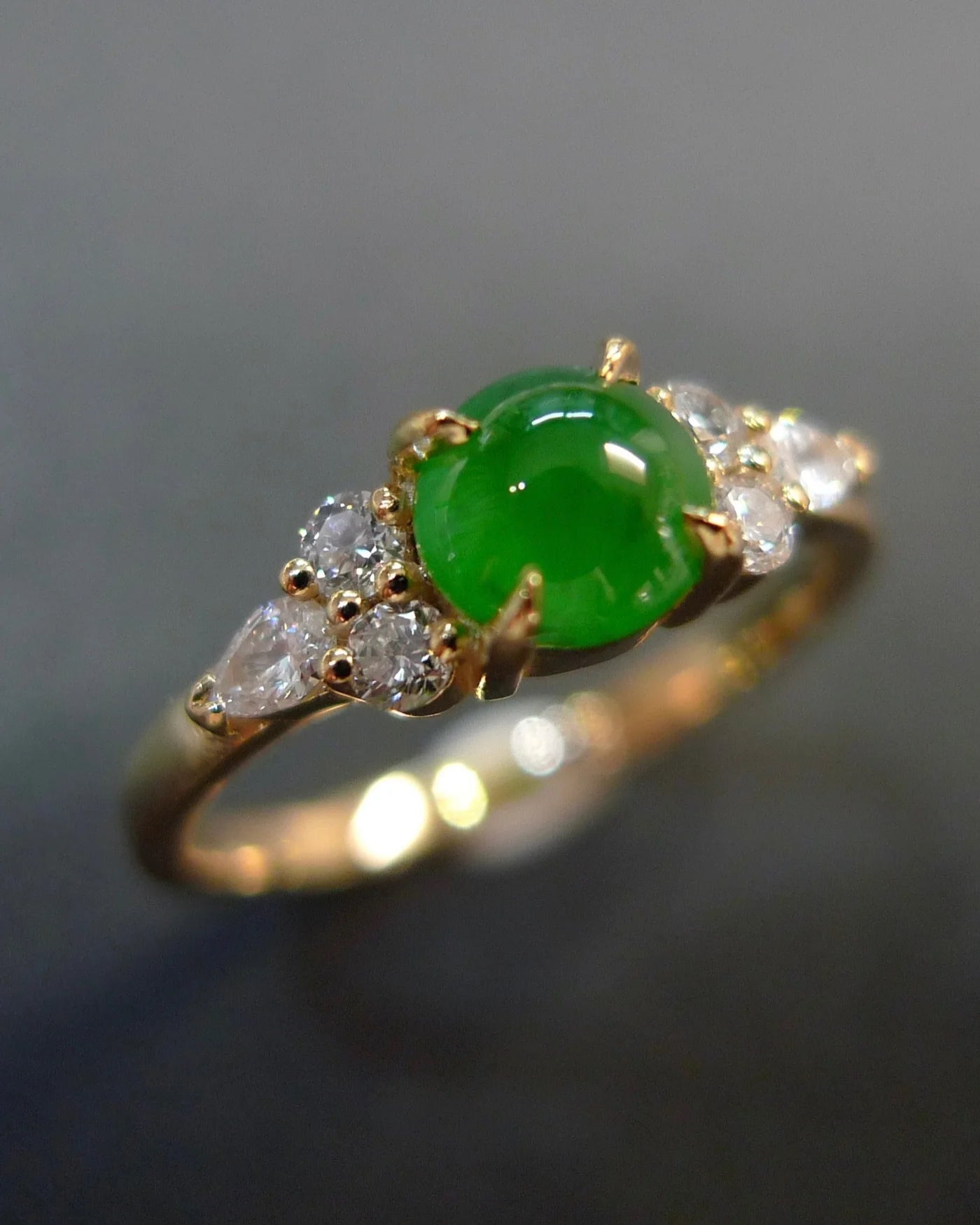 The Ultimate Guide to Jadeite Jade: Color, Transparency, and the "Stone of Heaven"