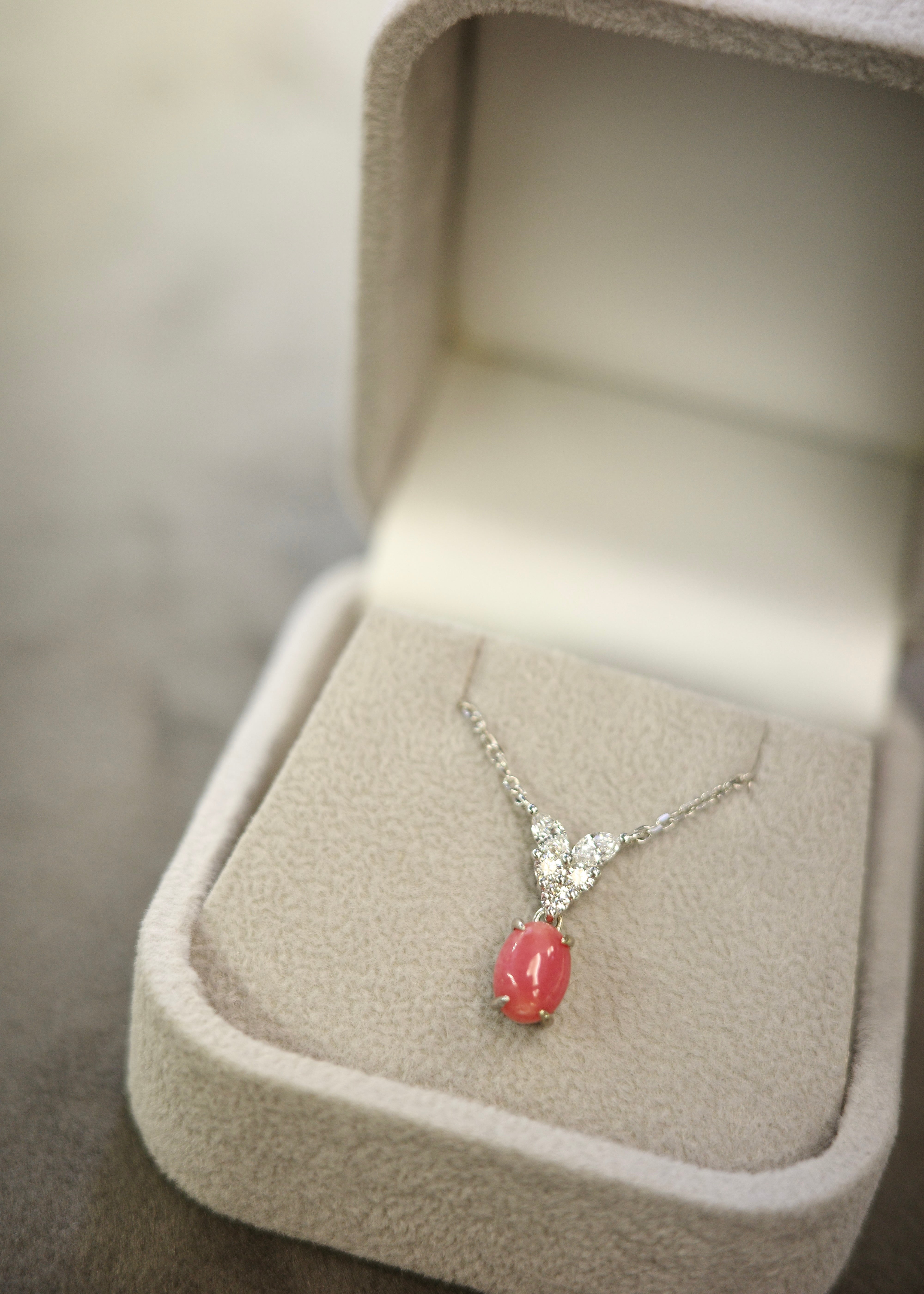 an unique necklace set with conch pearl and diamond