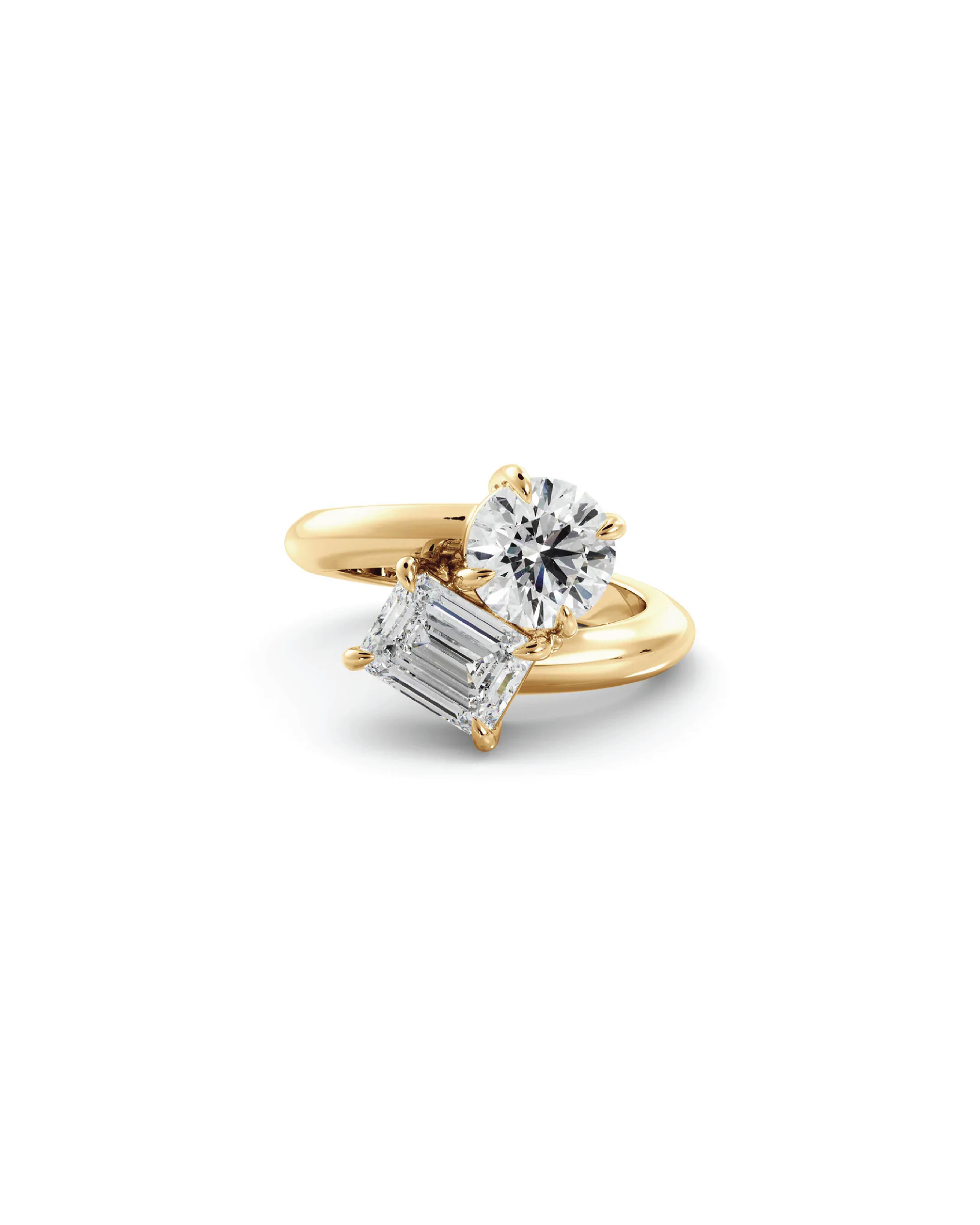 A toi et moi ring featuring a round diamond on one side and an emerald on the other, set in 18K yellow gold.