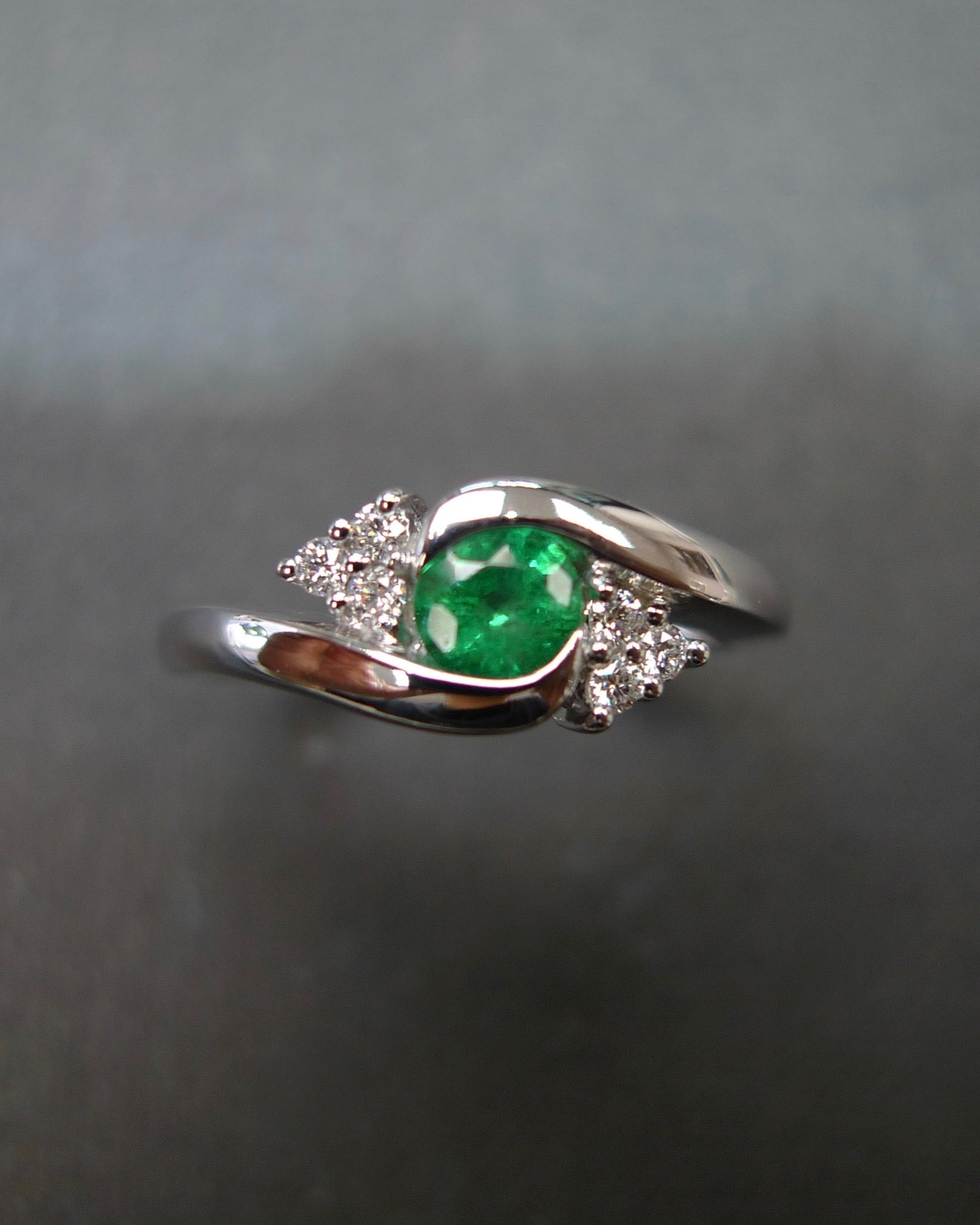 Emerald & Diamond Twist Ring in 14K White Gold - HN JEWELRY