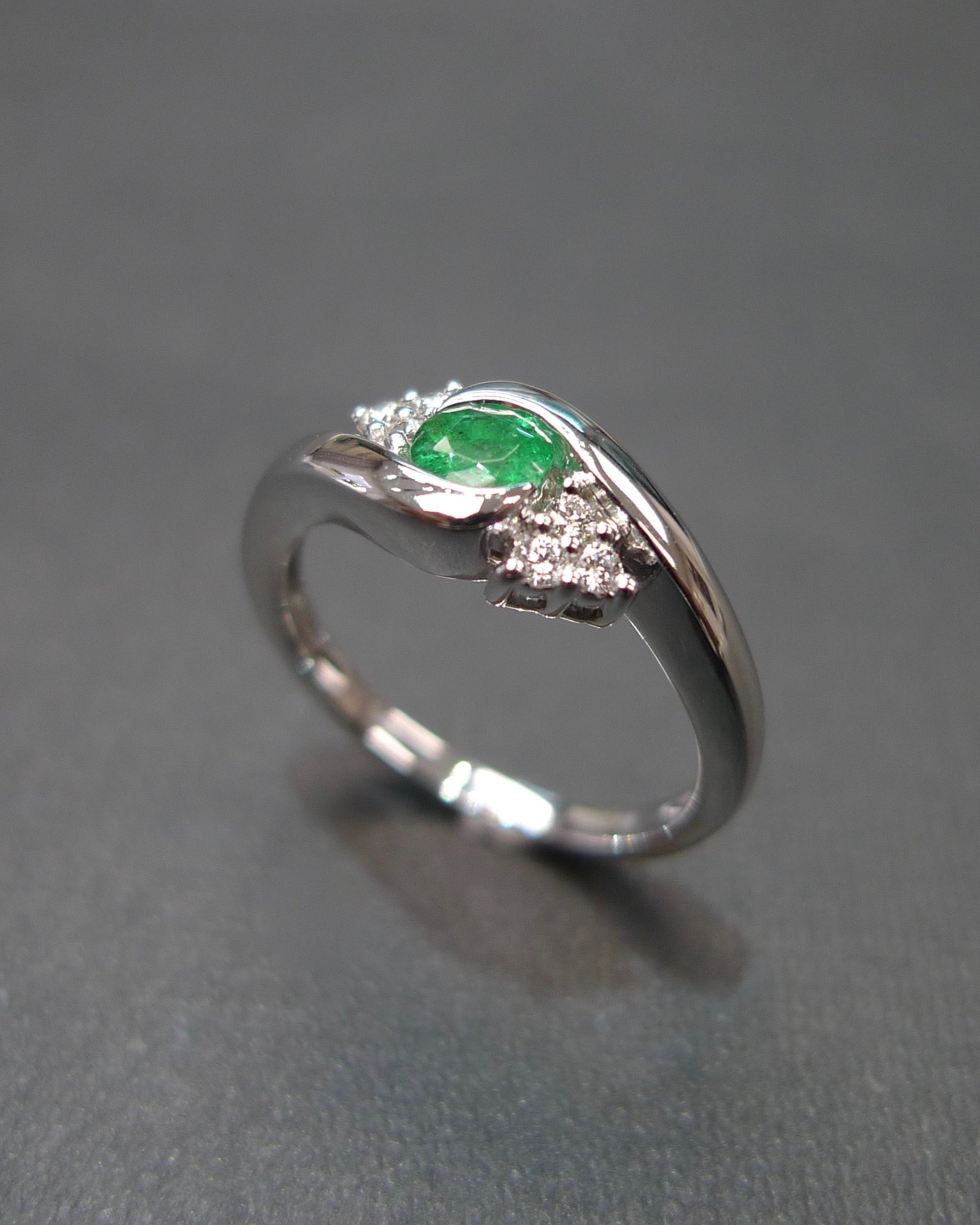 Emerald & Diamond Twist Ring in 14K White Gold - HN JEWELRY