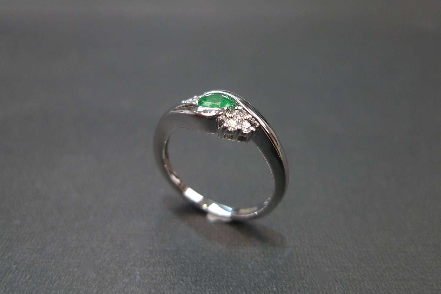 Emerald & Diamond Twist Ring in 14K White Gold - HN JEWELRY
