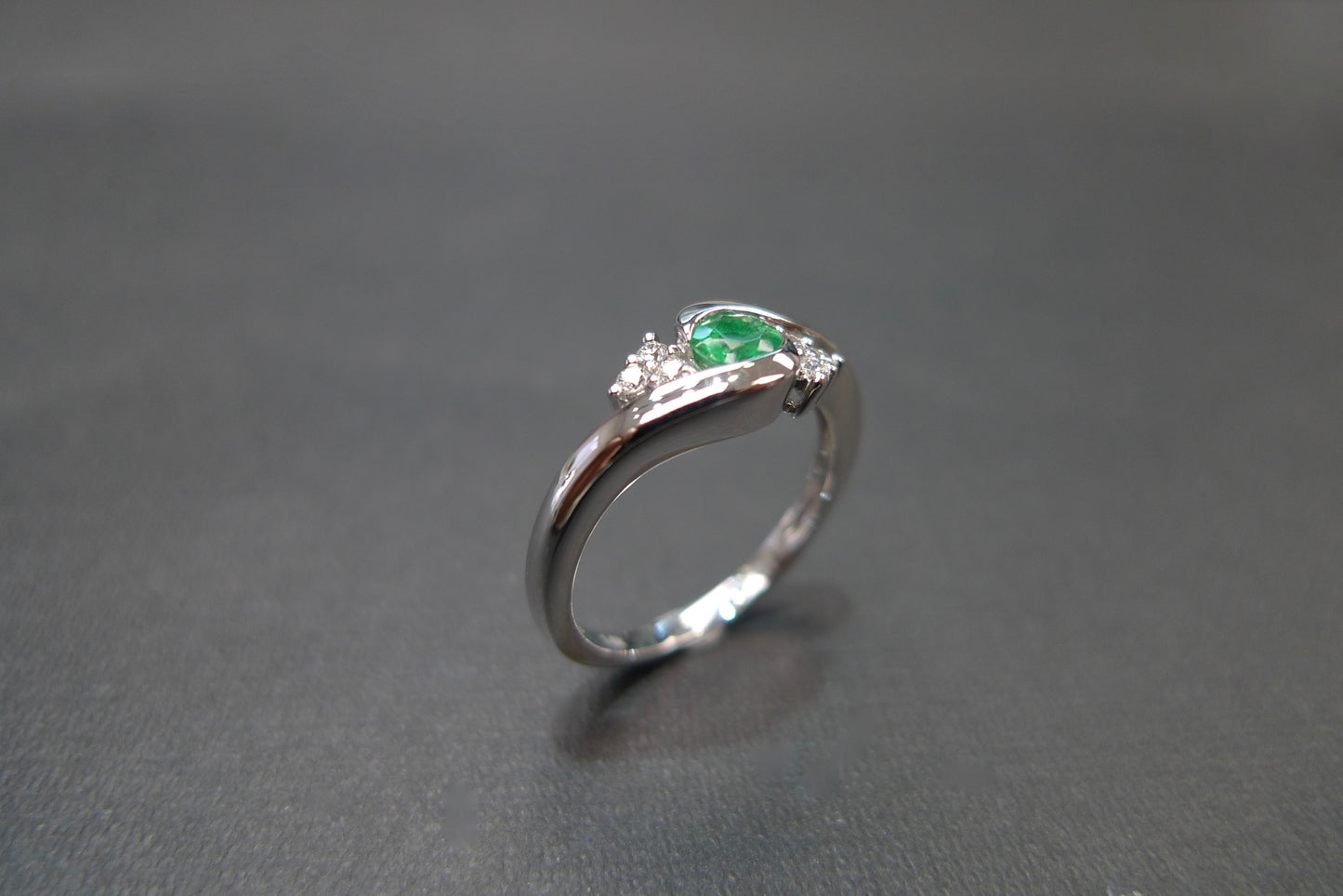 Emerald & Diamond Twist Ring in 14K White Gold - HN JEWELRY