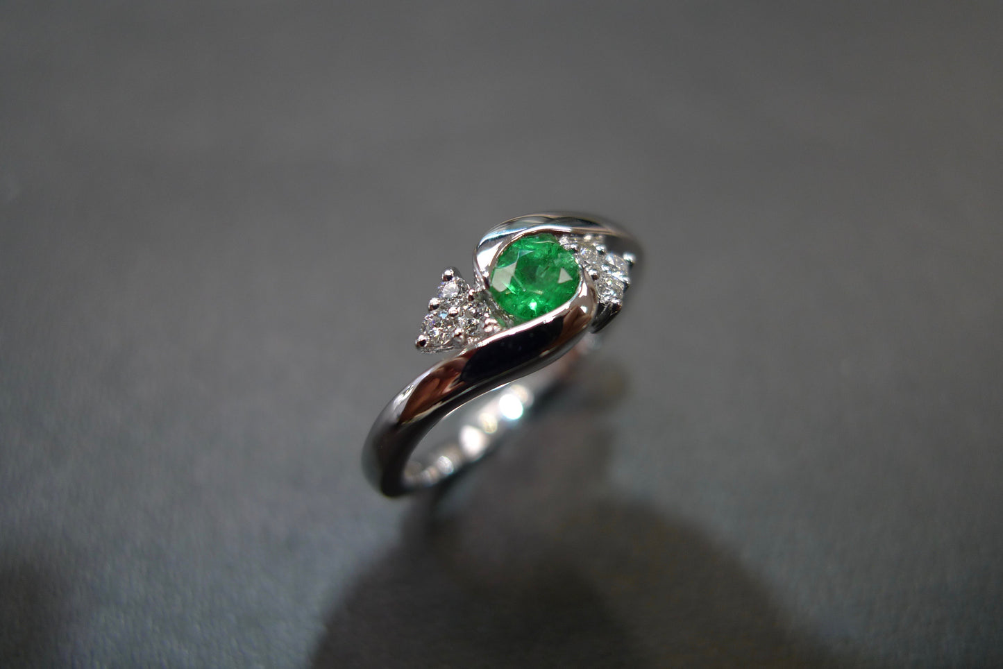 Emerald & Diamond Twist Ring in 14K White Gold - HN JEWELRY