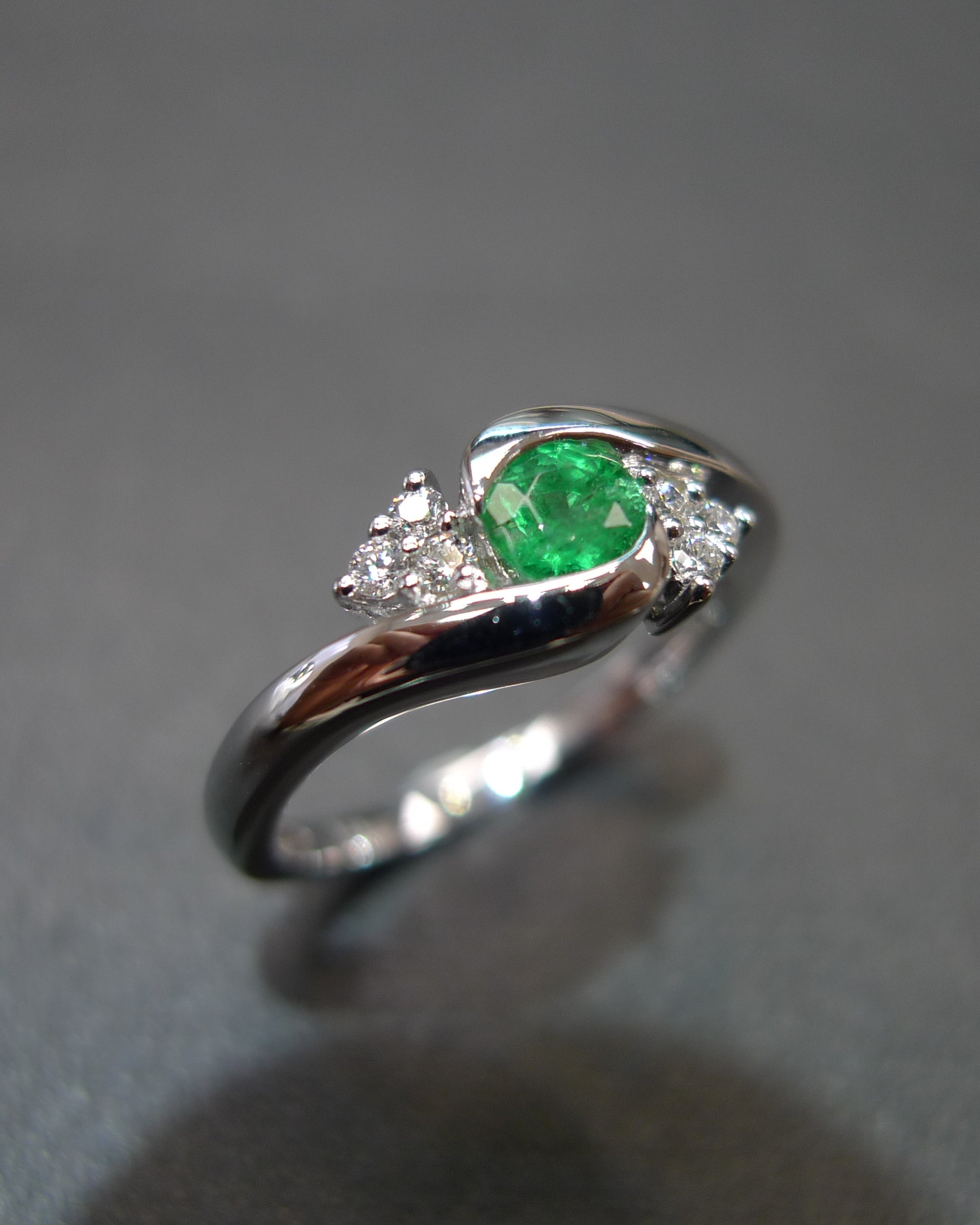 Emerald & Diamond Twist Ring in 14K White Gold - HN JEWELRY
