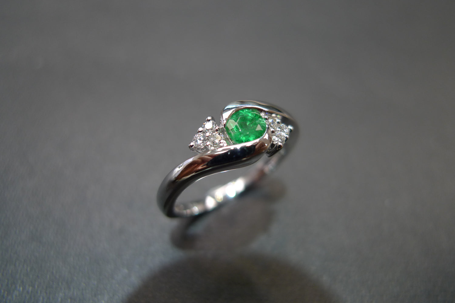 Emerald & Diamond Twist Ring in 14K White Gold - HN JEWELRY