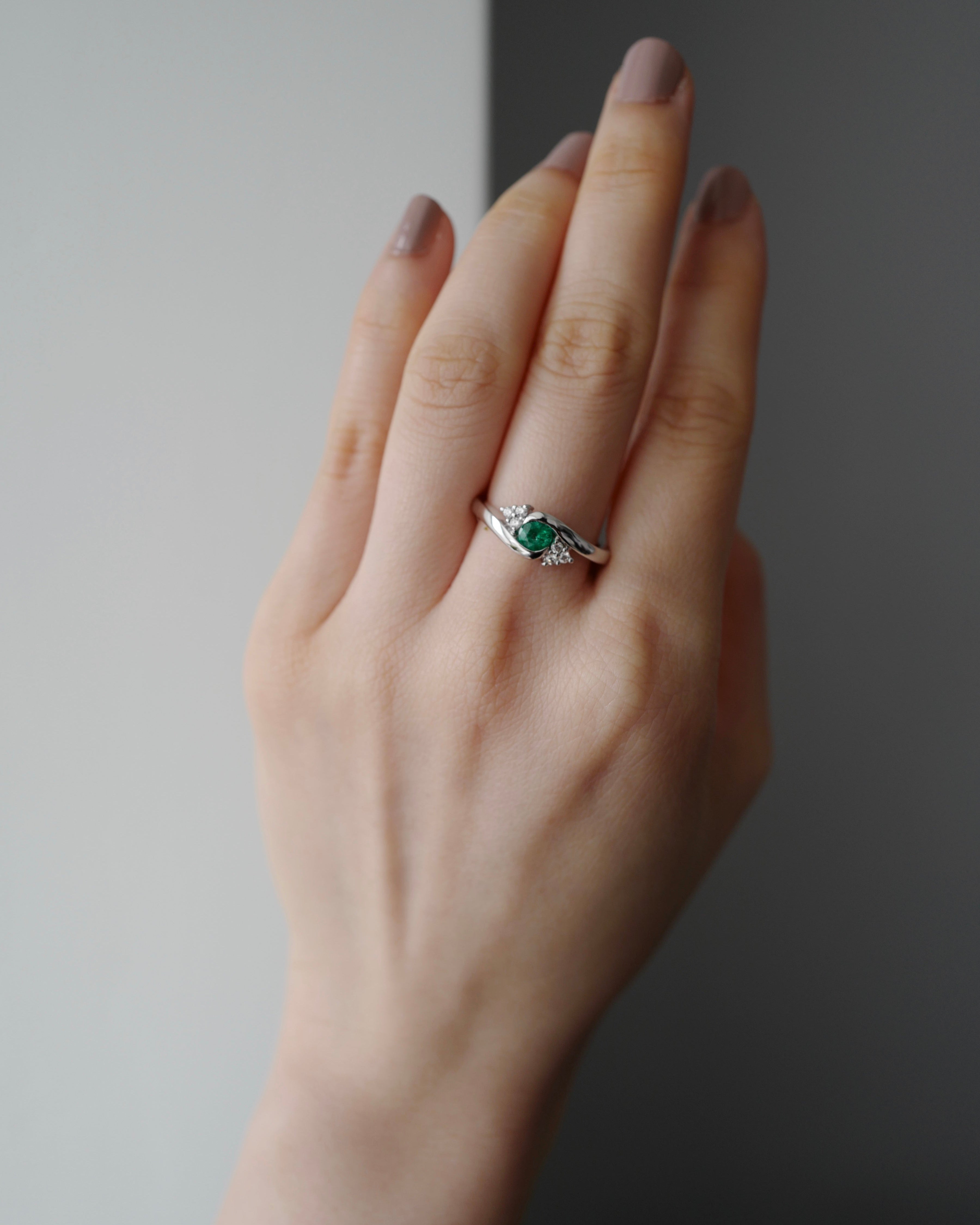 Emerald & Diamond Twist Ring in 14K White Gold - HN JEWELRY