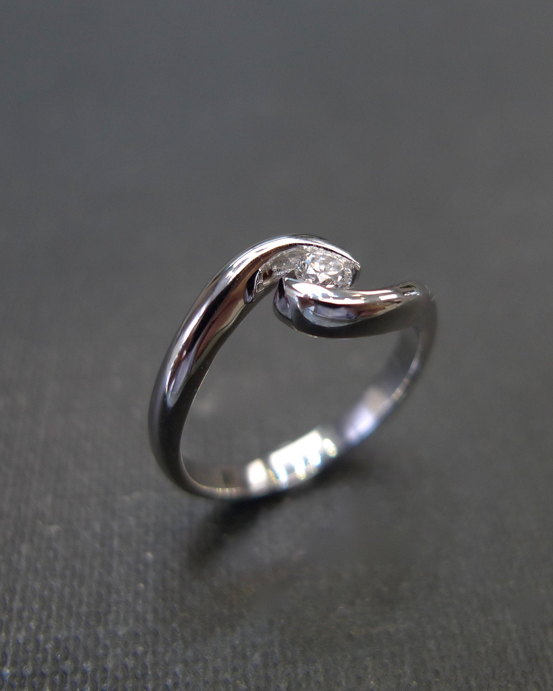 Solitaire Diamond Twist Ring in 18K White Gold - HN JEWELRY