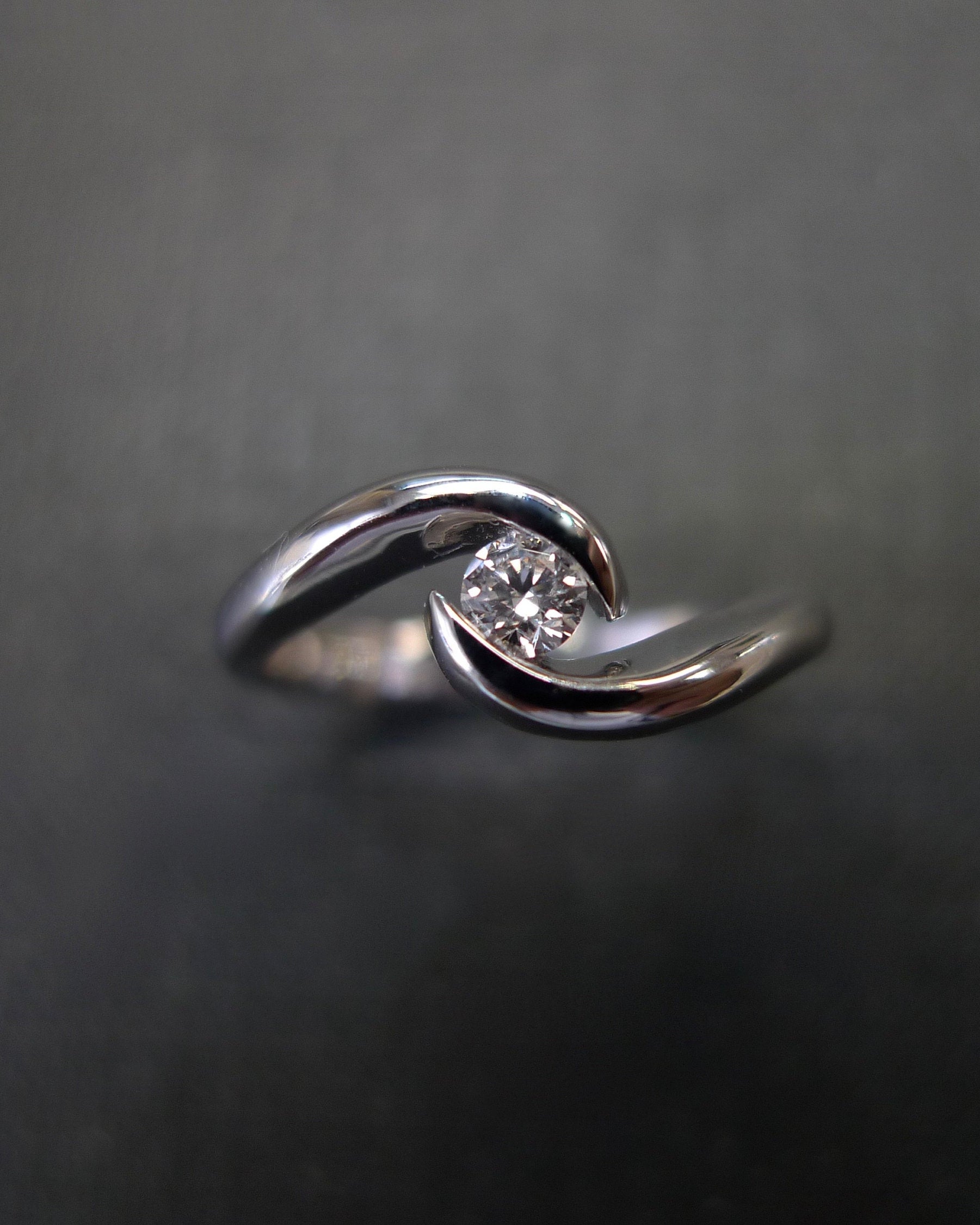 Solitaire Diamond Twist Ring in 18K White Gold - HN JEWELRY