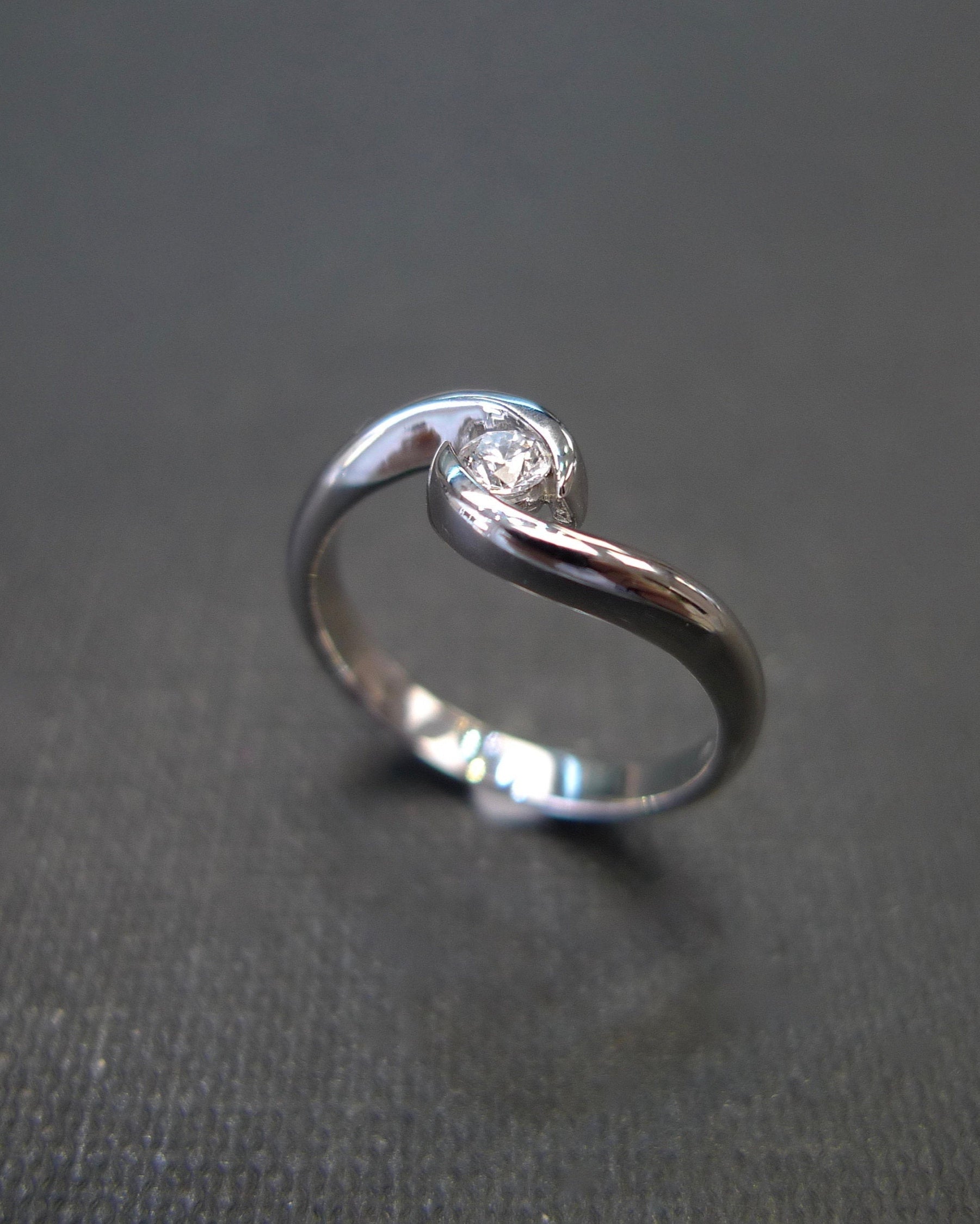 Solitaire Diamond Twist Ring in 18K White Gold - HN JEWELRY