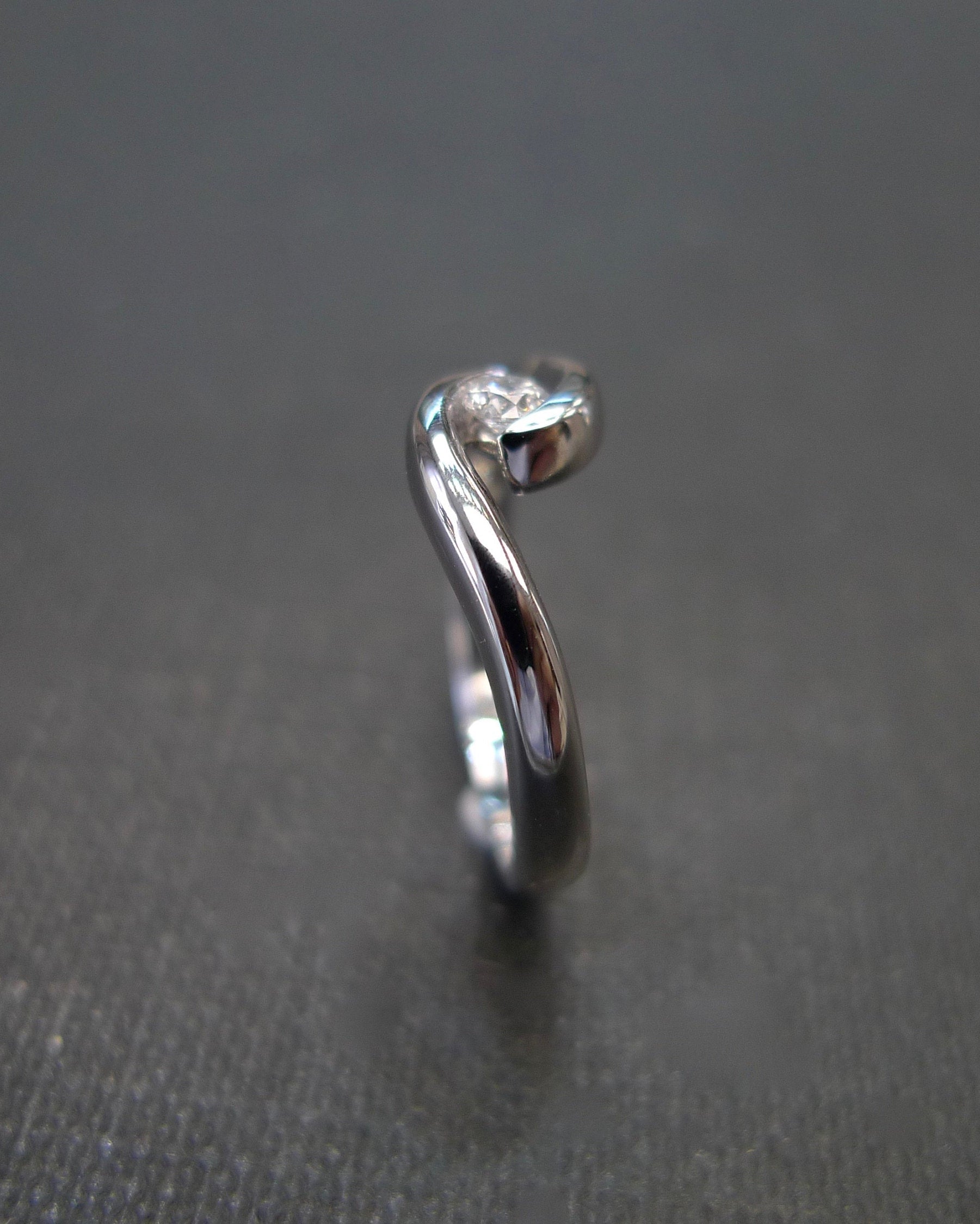 Solitaire Diamond Twist Ring in 18K White Gold - HN JEWELRY