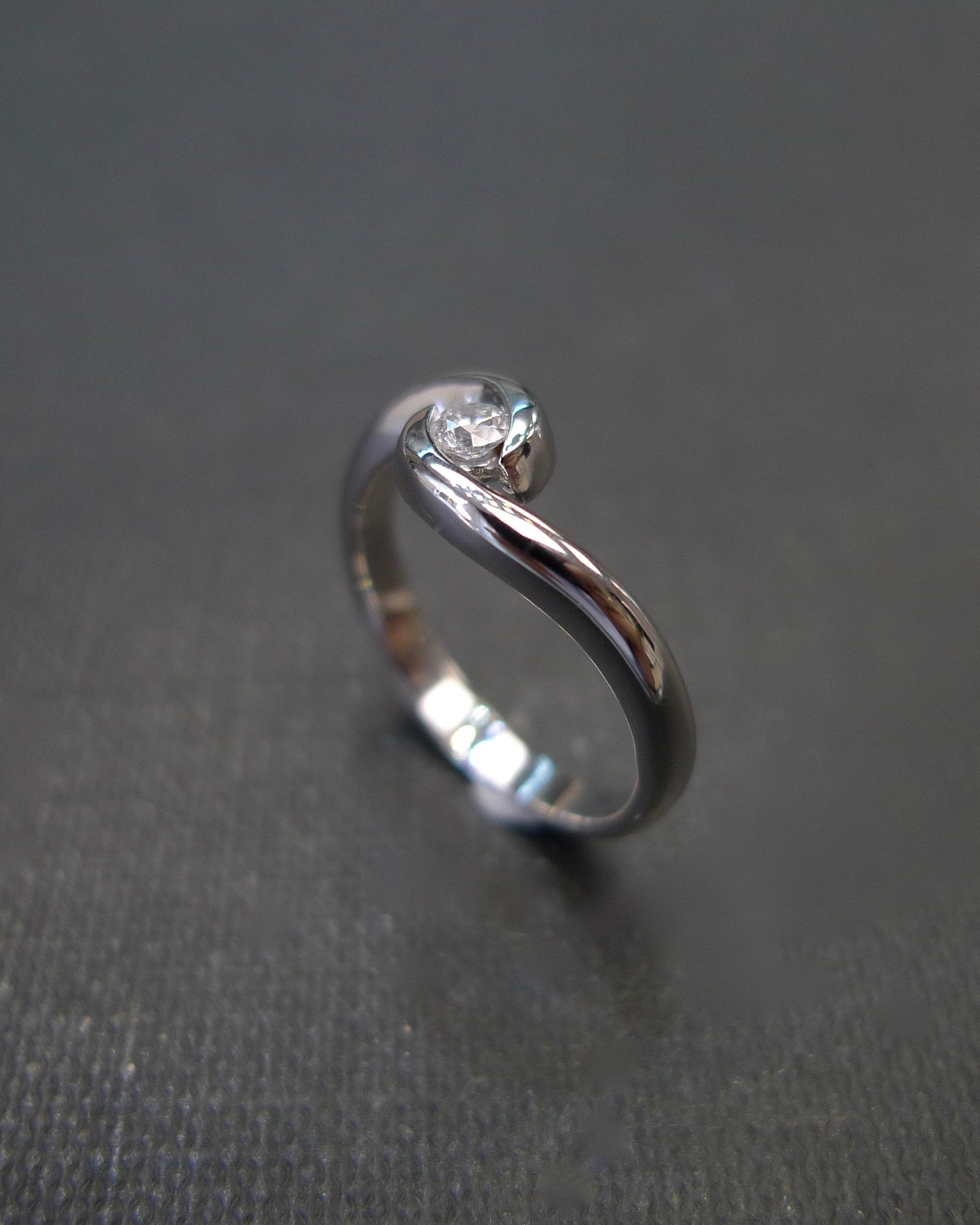 Solitaire Diamond Twist Ring in 18K White Gold - HN JEWELRY