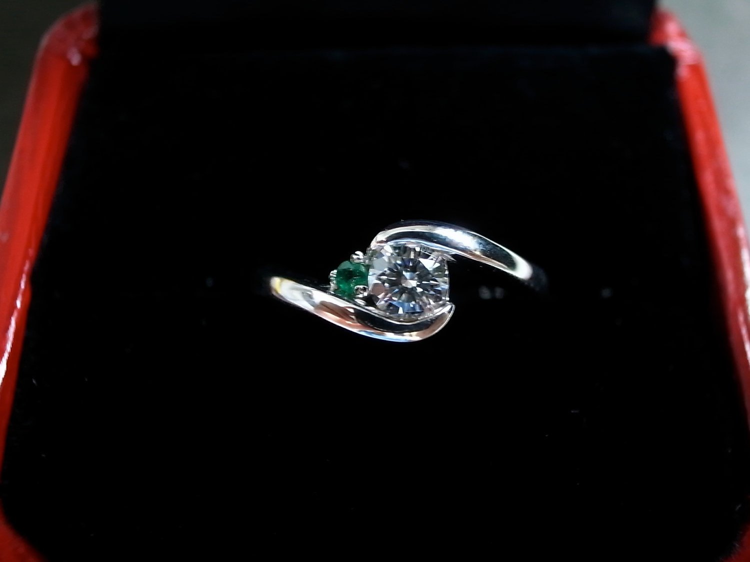 0.25ct Brilliant Cut Diamond and Emerald Engagement Ring in 18K White Gold - HN JEWELRY