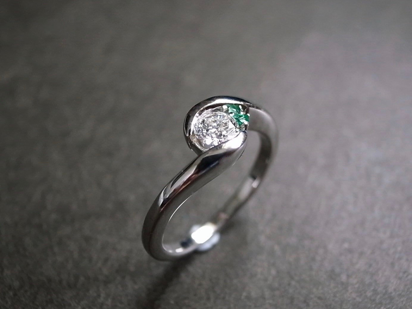 0.25ct Brilliant Cut Diamond and Emerald Engagement Ring in 18K White Gold - HN JEWELRY
