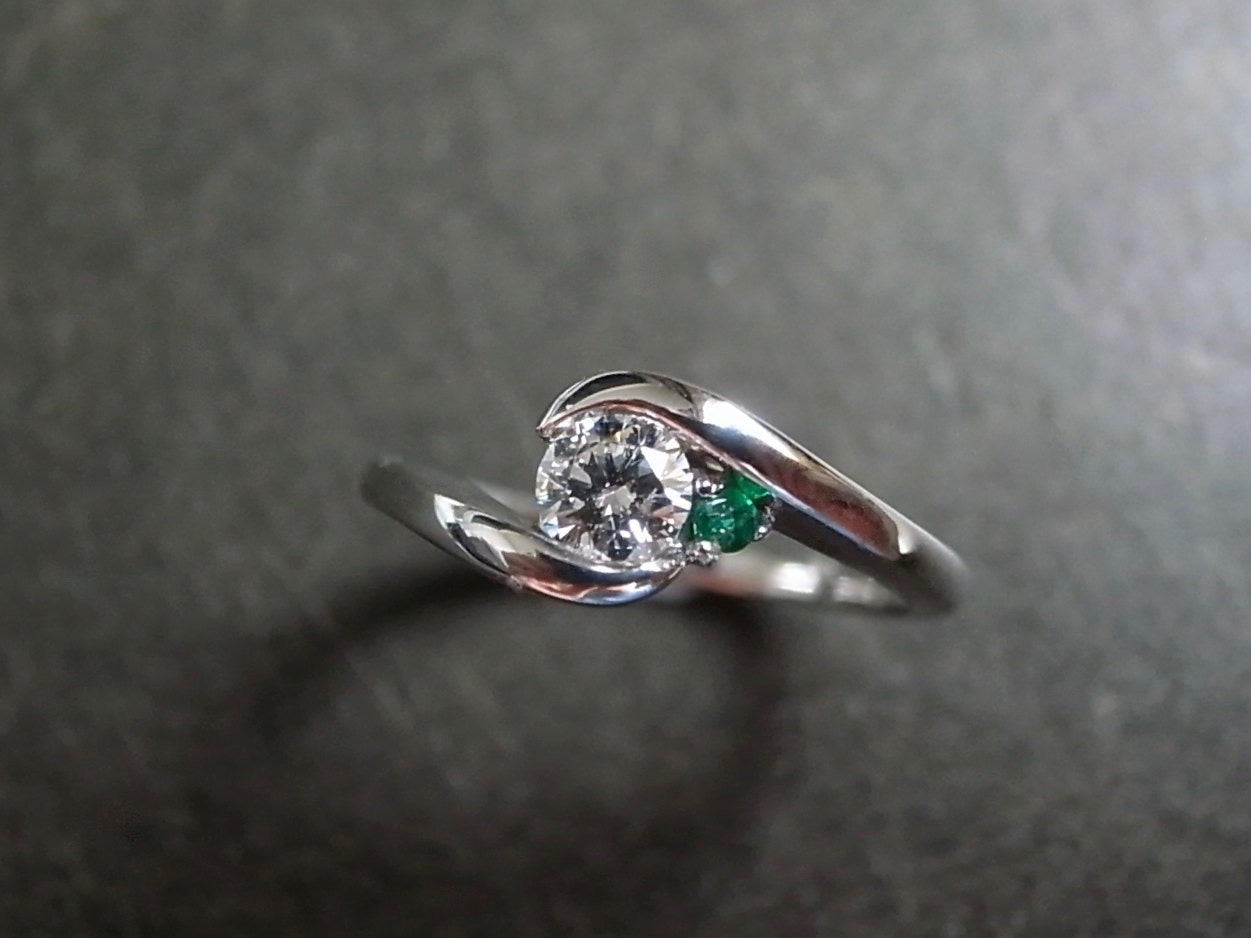 0.25ct Brilliant Cut Diamond and Emerald Engagement Ring in 18K White Gold - HN JEWELRY