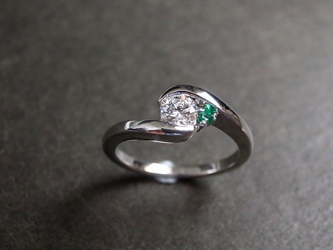 0.25ct Brilliant Cut Diamond and Emerald Engagement Ring in 18K White Gold - HN JEWELRY