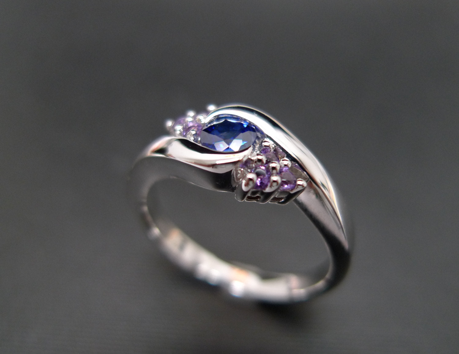 Blue Sapphire and Amethyst Twist Ring in 18K White Gold - HN JEWELRY