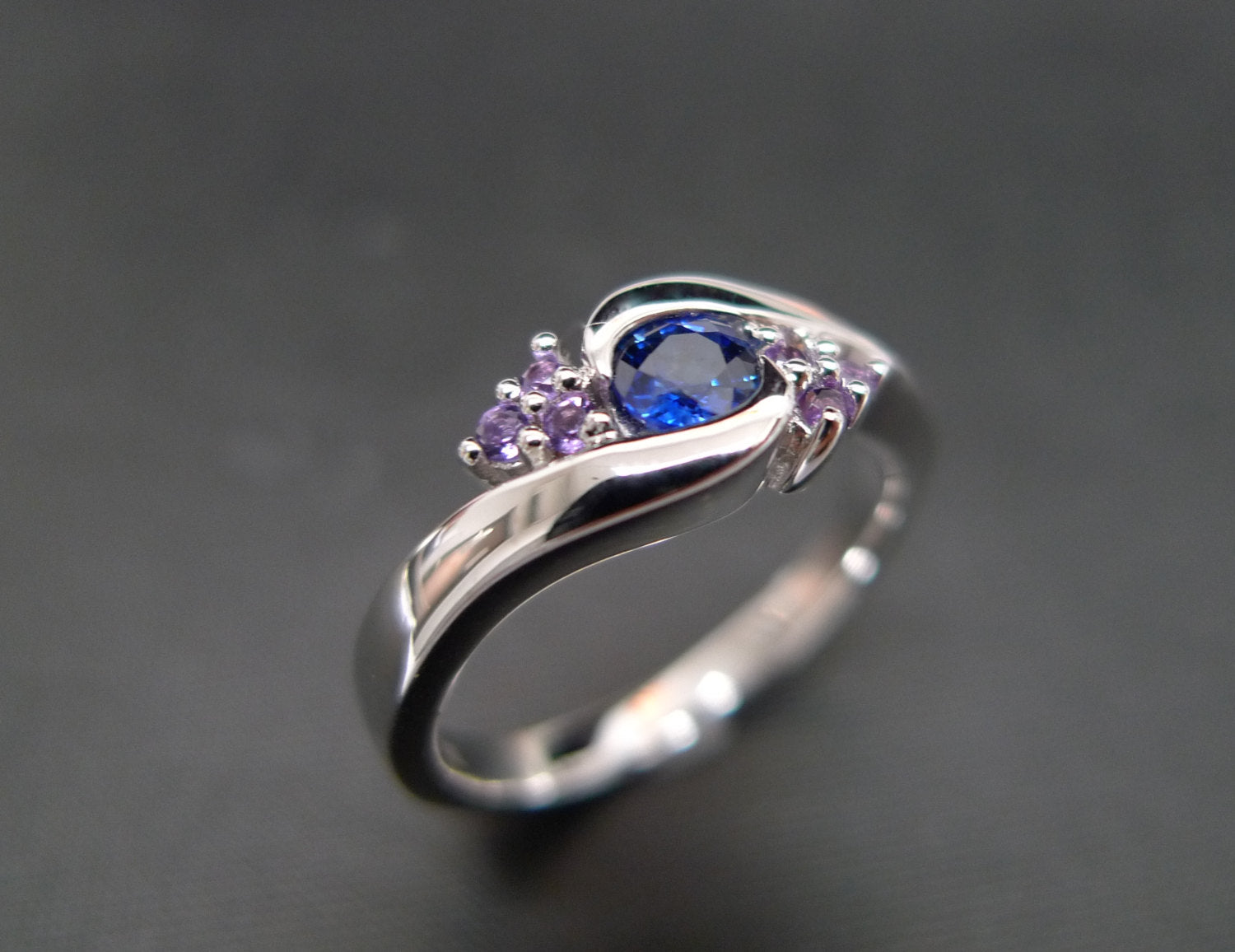 Blue Sapphire and Amethyst Twist Ring in 18K White Gold - HN JEWELRY